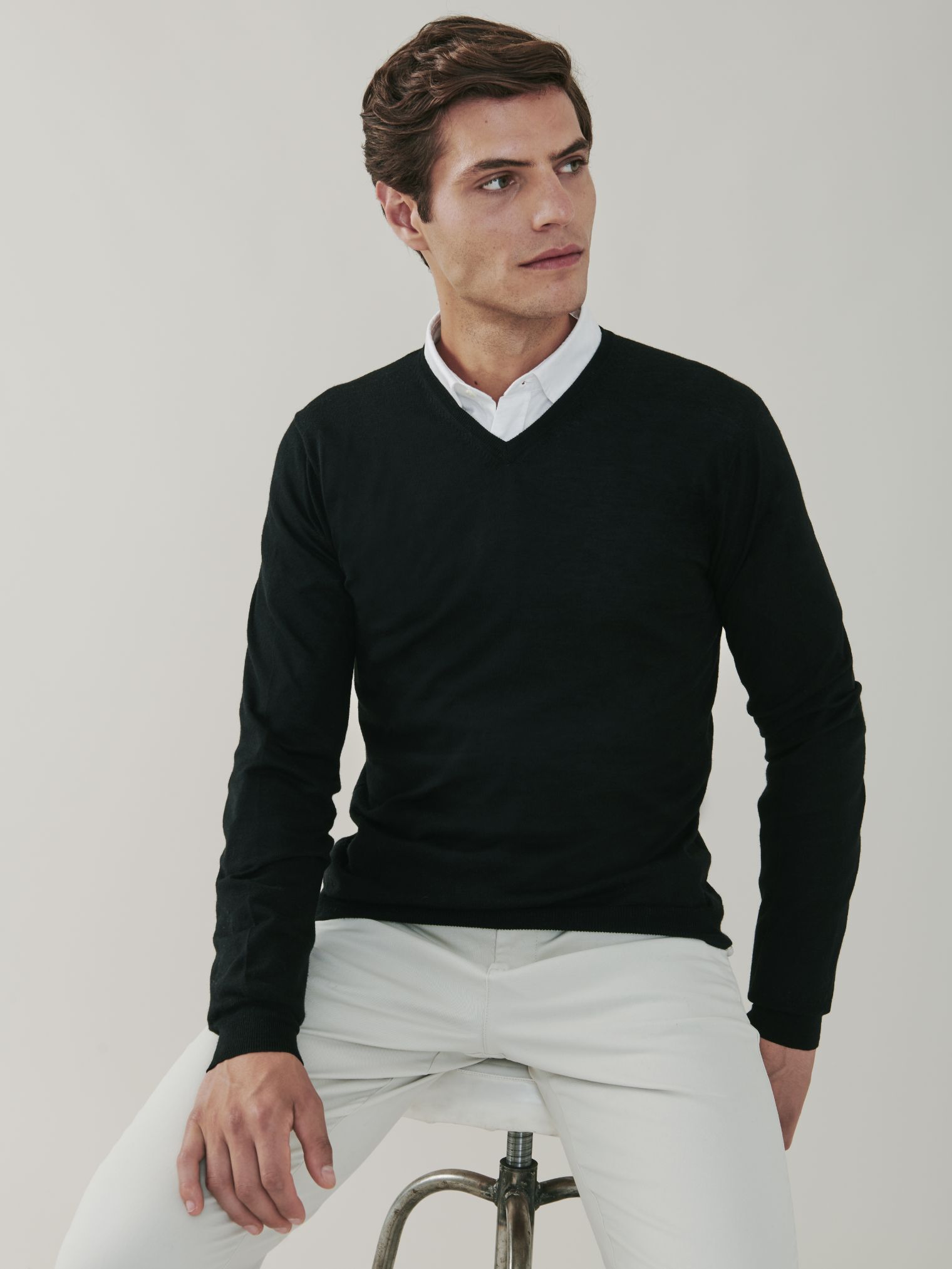Mens Luxury Silk and Cashmere Blend V Neck Sweater In Black
